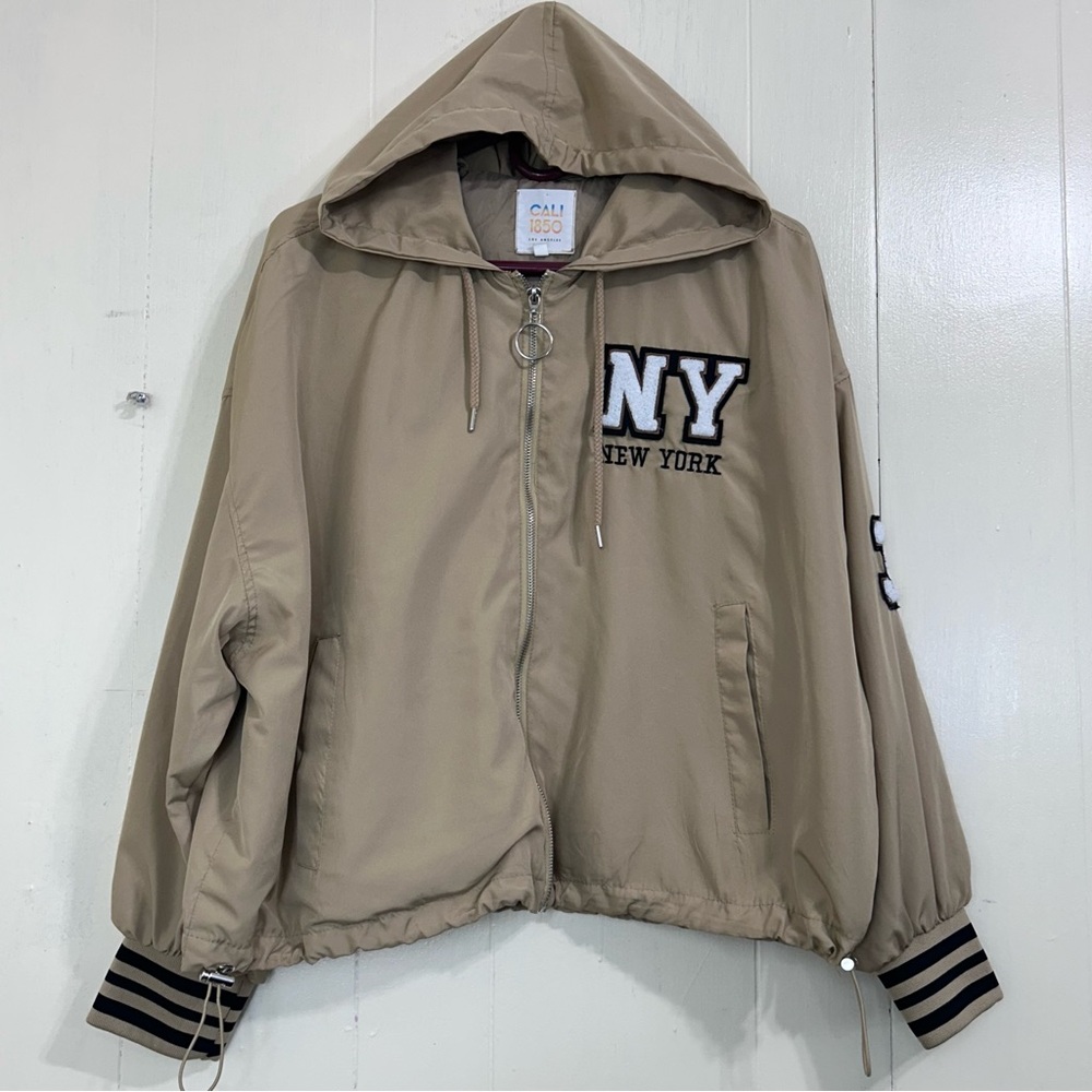 Cali1850 Beige Hooded Windbreaker Jacket Patches "NY NEW YORK” Size XL.